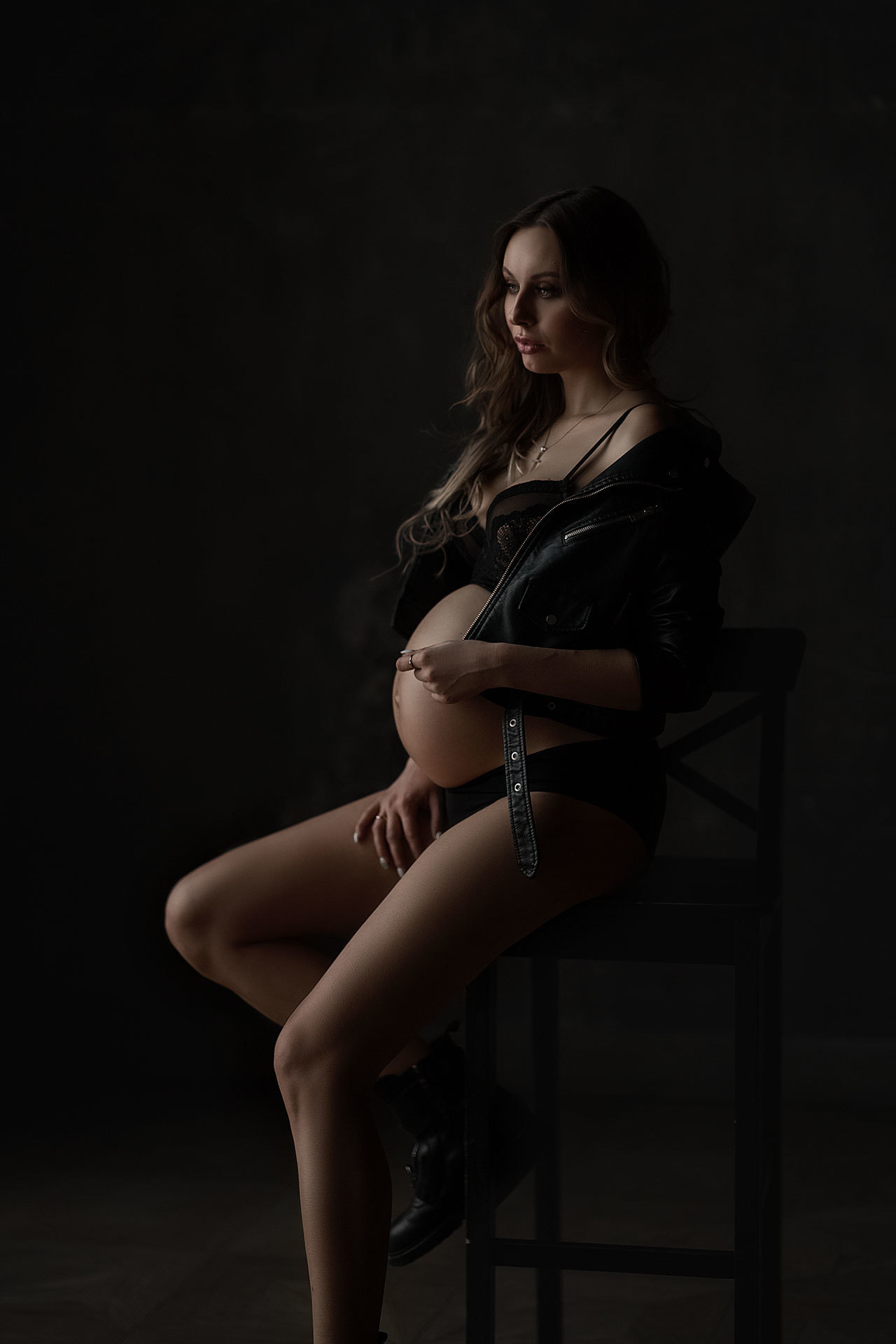 Беременность. Фотограф беременности женского портрета love story низкий ключ