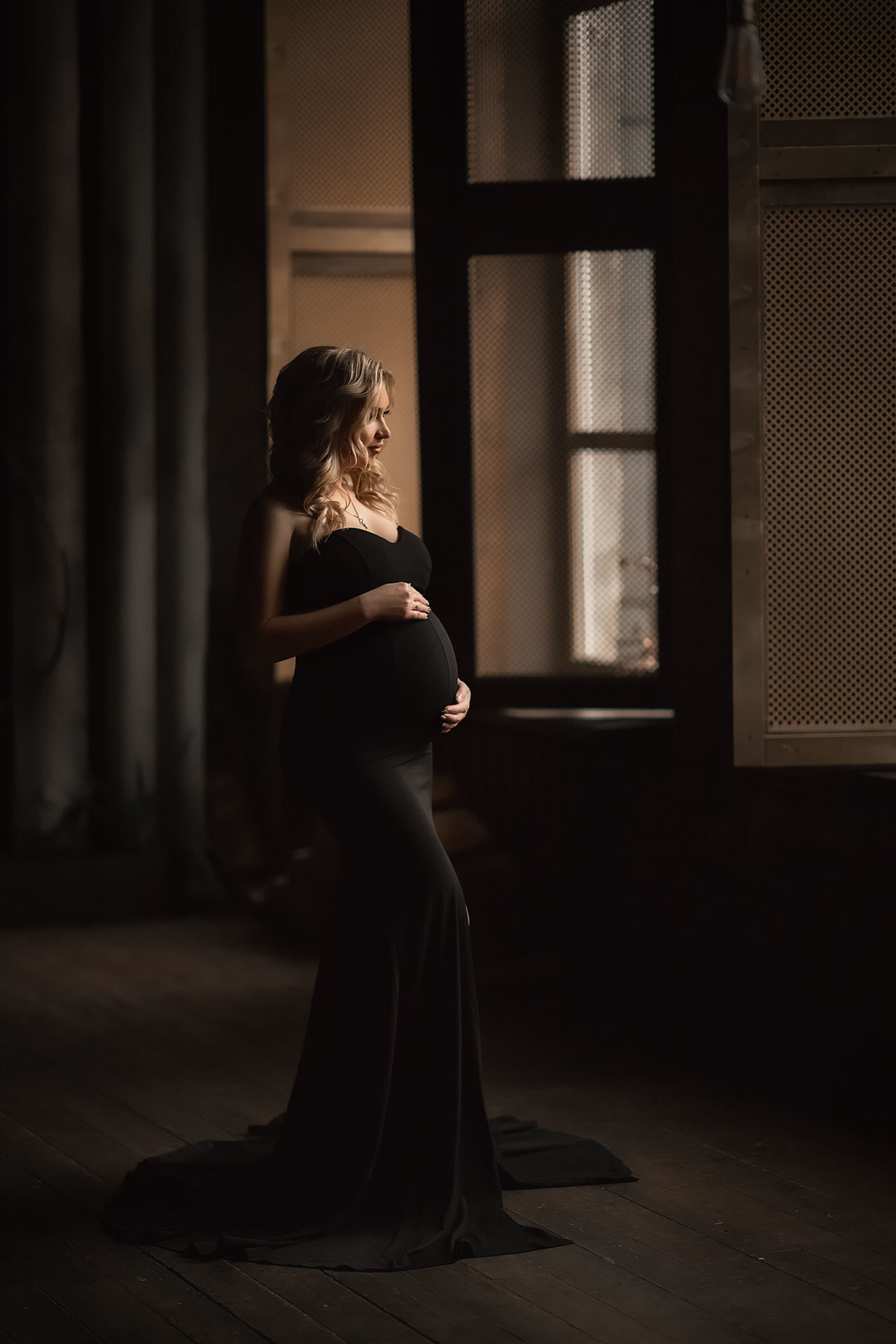 Беременность. Фотограф беременности женского портрета love story низкий ключ