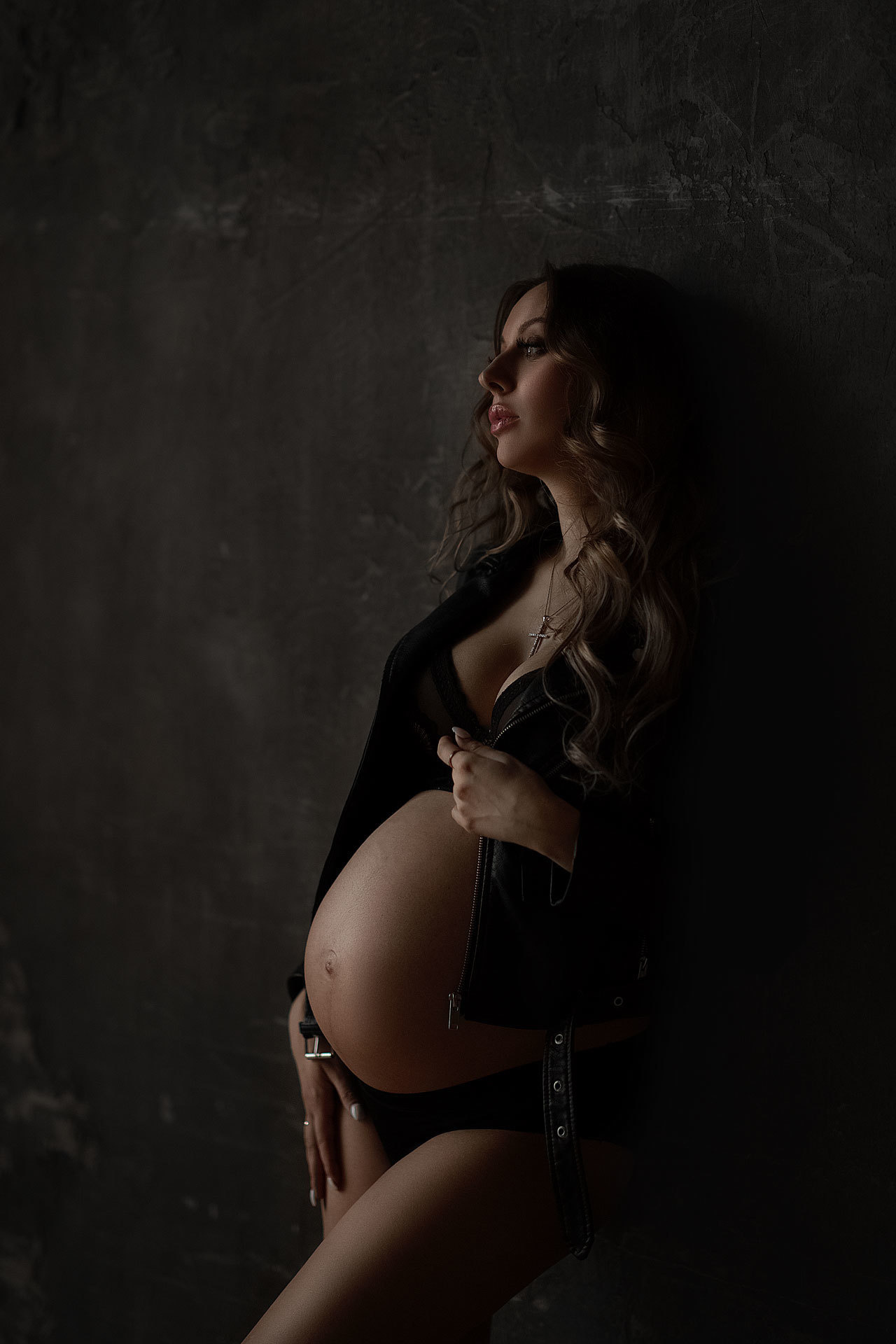 Беременность. Фотограф беременности женского портрета love story низкий ключ