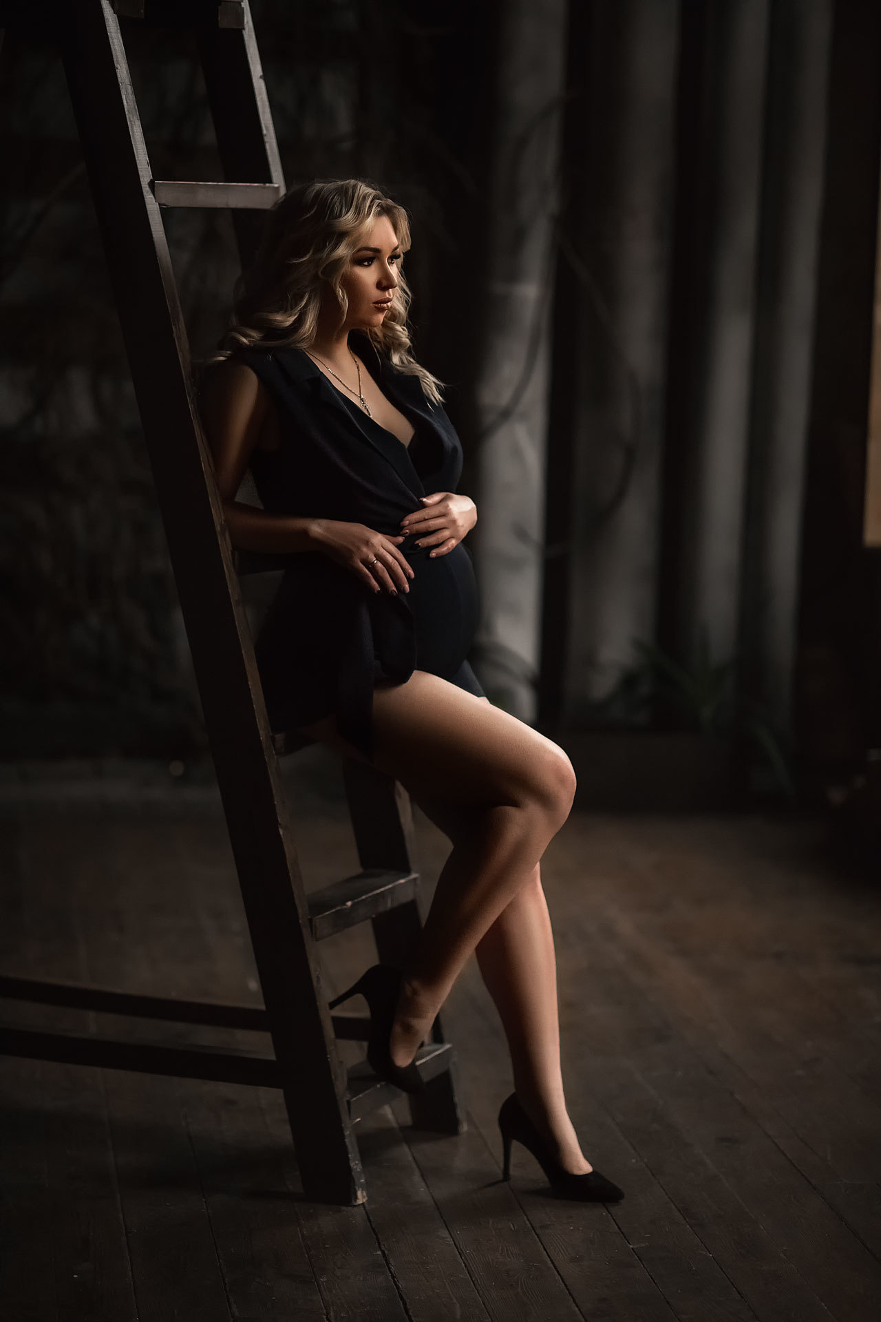 Беременность. Фотограф беременности женского портрета love story низкий ключ