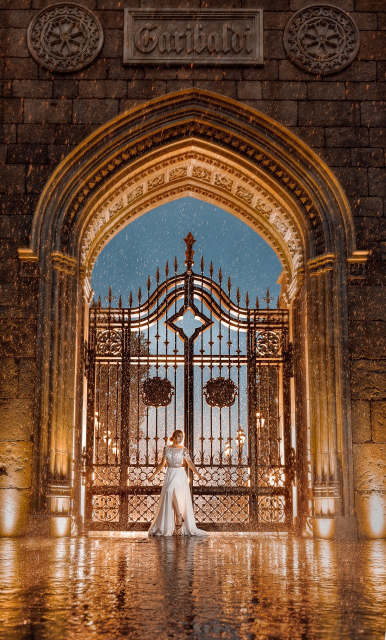  “Детальный кадр декоративных элементов замка Гарибальди – резьба и узоры, подчеркивающие исторический стиль.”