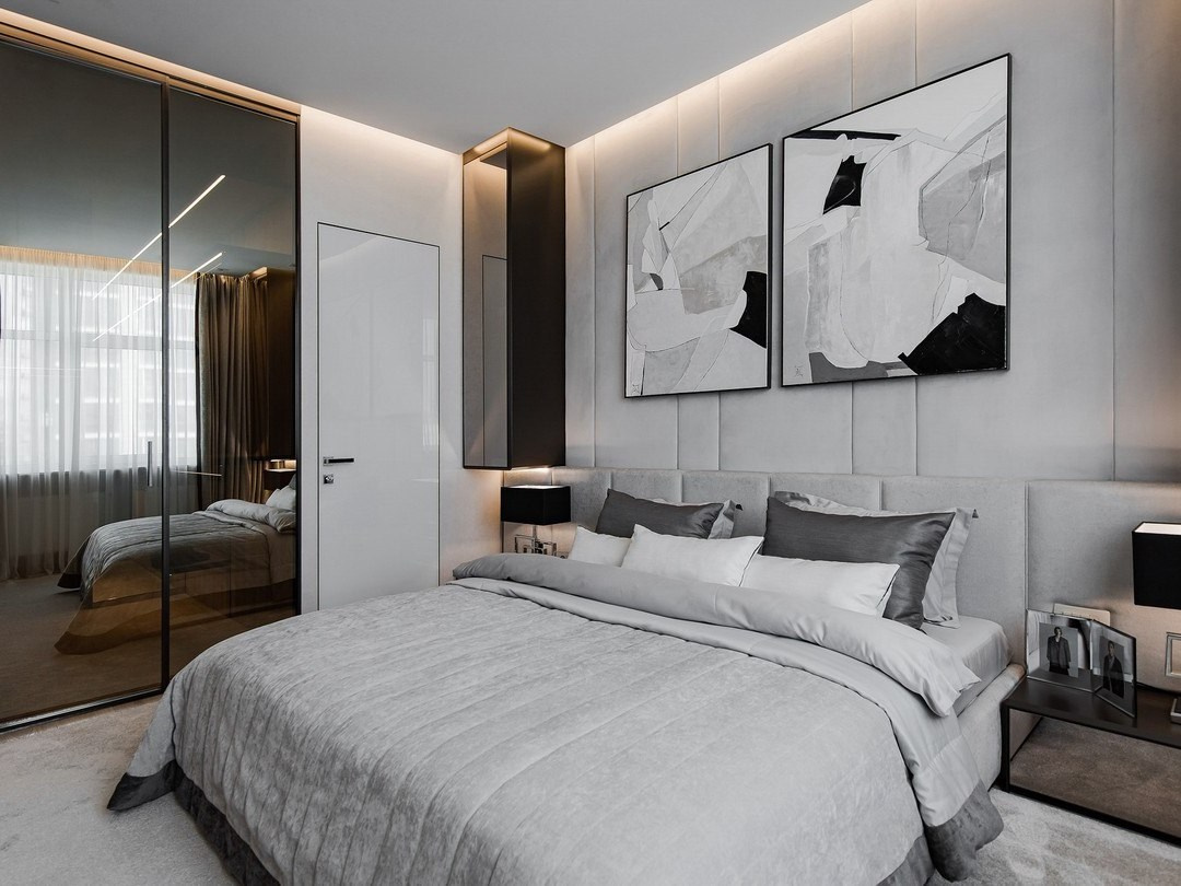 Спальня с серой обивкой стен и абстрактным декором над кроватью | Проект Валерии Котович