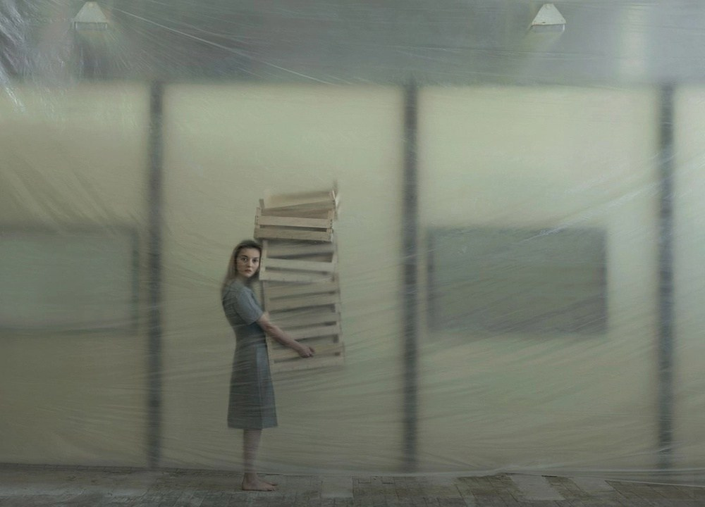 постановочная фотография Эвелин Бенчиковой с фигурами людей и холодной цветовой палитрой