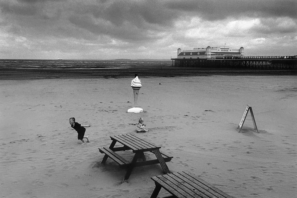 уличная фотография Роджера Дикинса с естественным светом и тенью