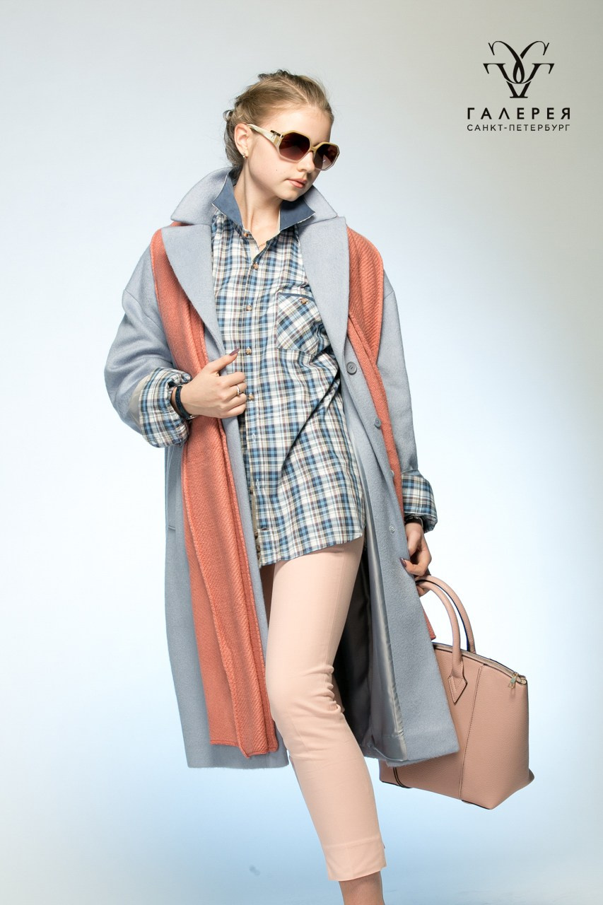 девушка модель в костюме от ТРЦ Галеря проект Преображение