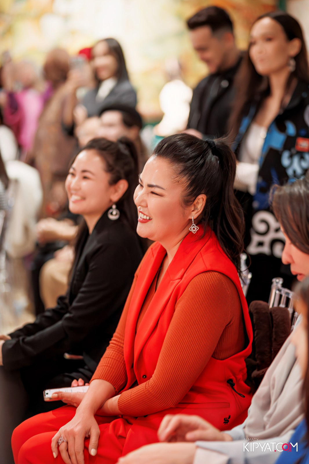 FASHION ПОКАЗ, КАЗАХСКОЙ НАЦИОНАЛЬНОЙ ОДЕЖДЫ. КИПЯТКОМ АЛМАТЫ!