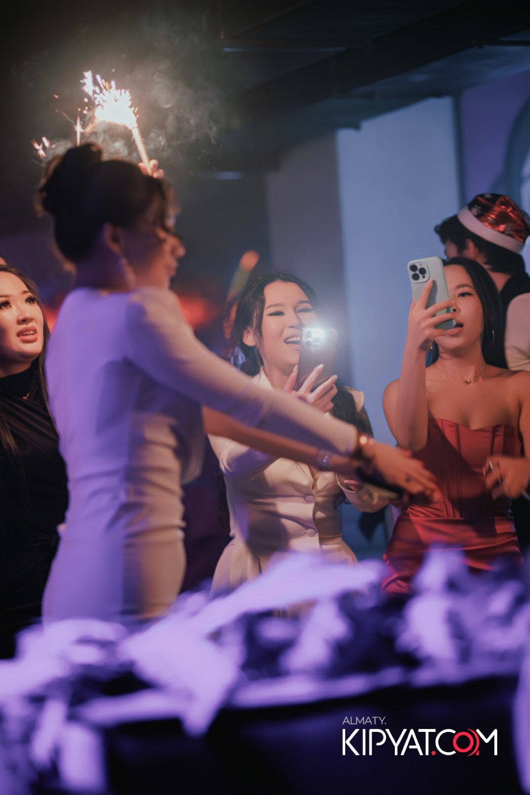 SANTA BARBARA — ПИТ ДЖЕЙСОН (ГР. ПРЕМЬЕР-МИНИСТР) И ИЛЬЯ ЗУДИН (ГР. ДИНАМИТ) НА ПРЕДНОВОГОДНЕЙ ВЕЧЕРИНКЕ. КИПЯТКОМ АЛМАТЫ!