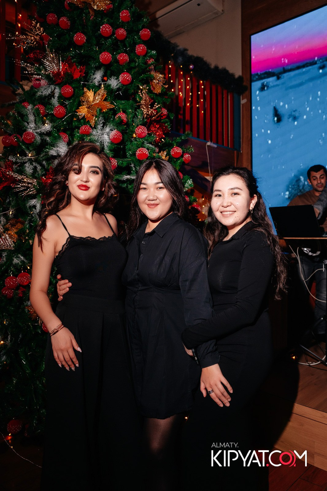 ГРУЗИНСКИЙ ДВОР НА КАБАНБАЙ БАТЫРА. КИПЯТКОМ АЛМАТЫ!