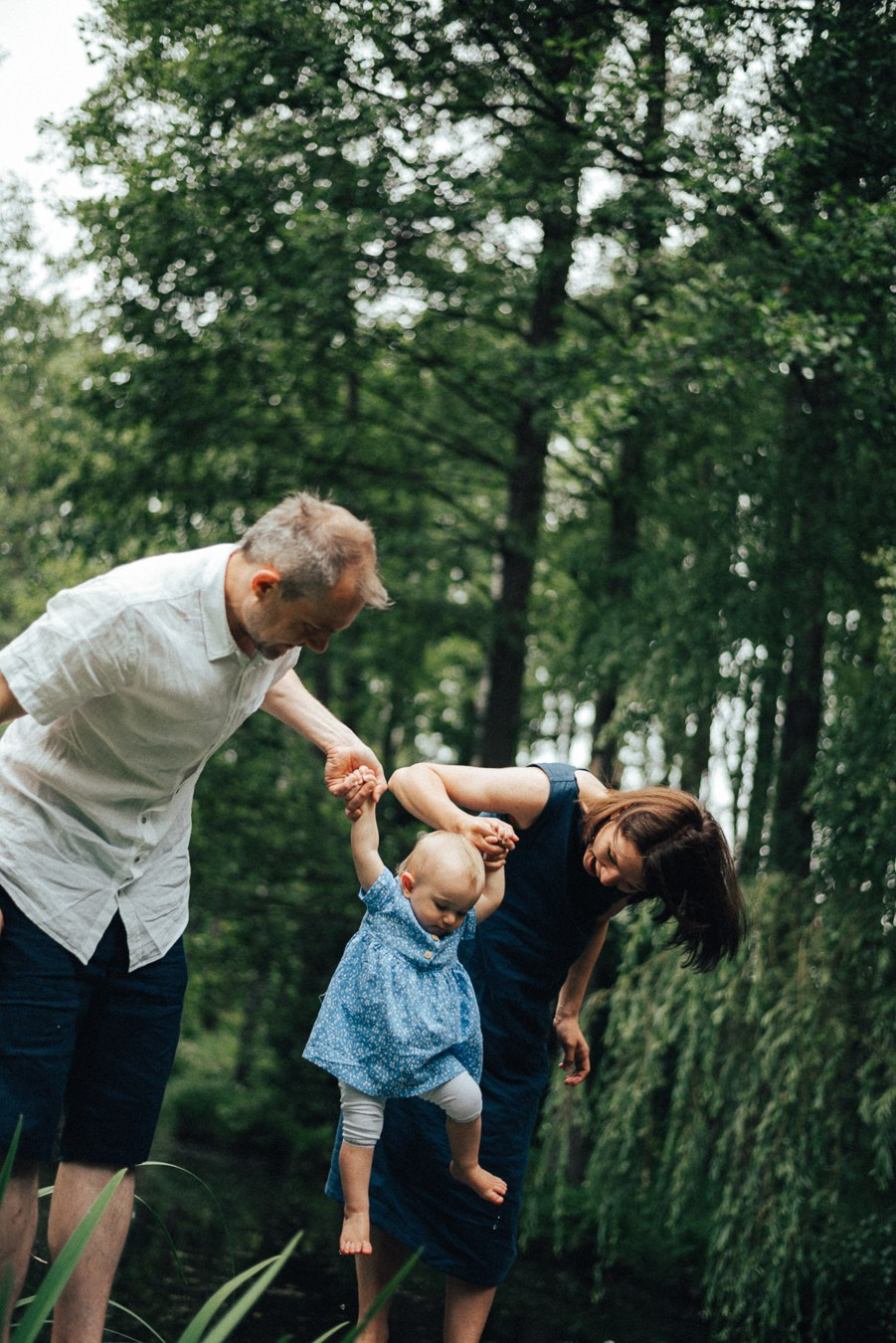 Коля, Ксюша, Саша, Андрей, Кира и бабушки | на даче