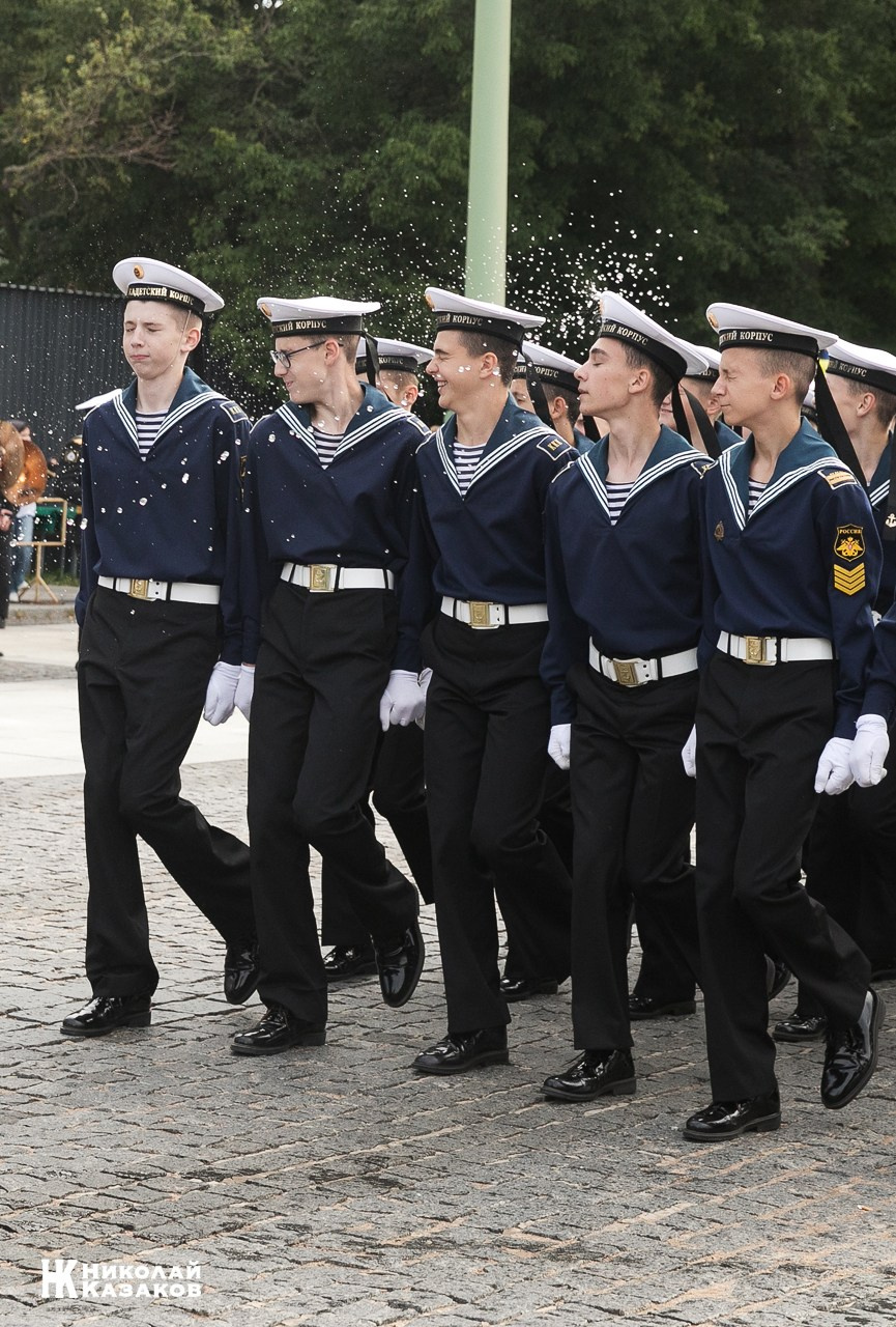 Священик благословляет святой водой кадетов  морского кадетского военного корпуса во время марша  по Якорной площади 