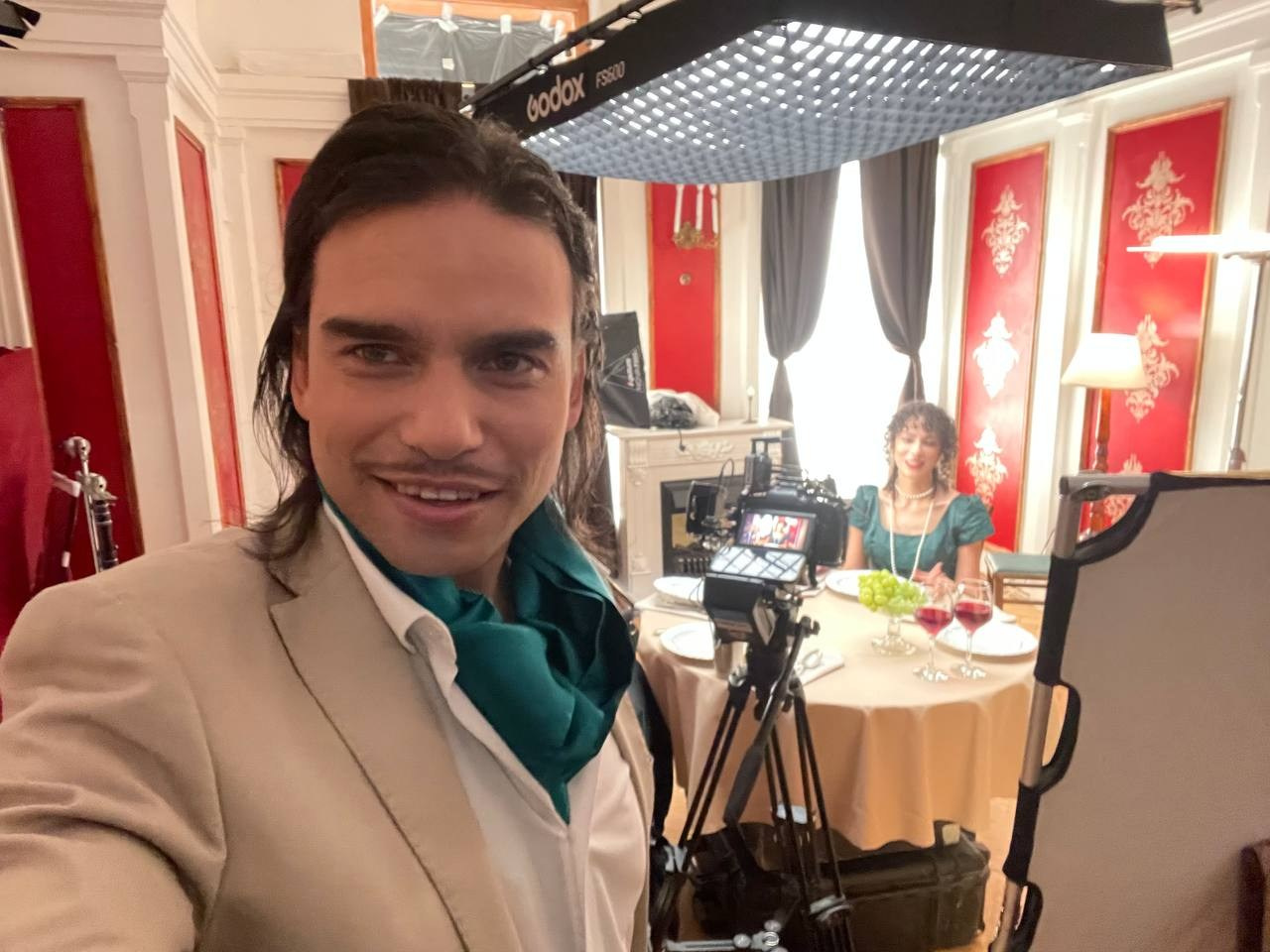 Актёр кино, артист мюзиклов, ведущий мероприятий, ведущий свадеб, дед Мороз — всё это Святослав Ставцев