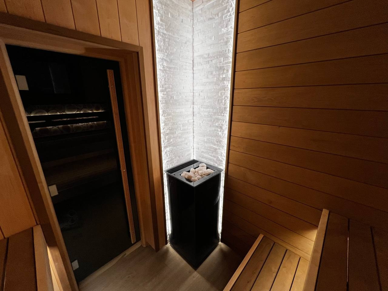 Сауна в Садах Времени на электрокаменке Sangens в облицовке из черного закаленного стекла. Выполнена в классическом стиле нашей команды. SaunaTopMasters