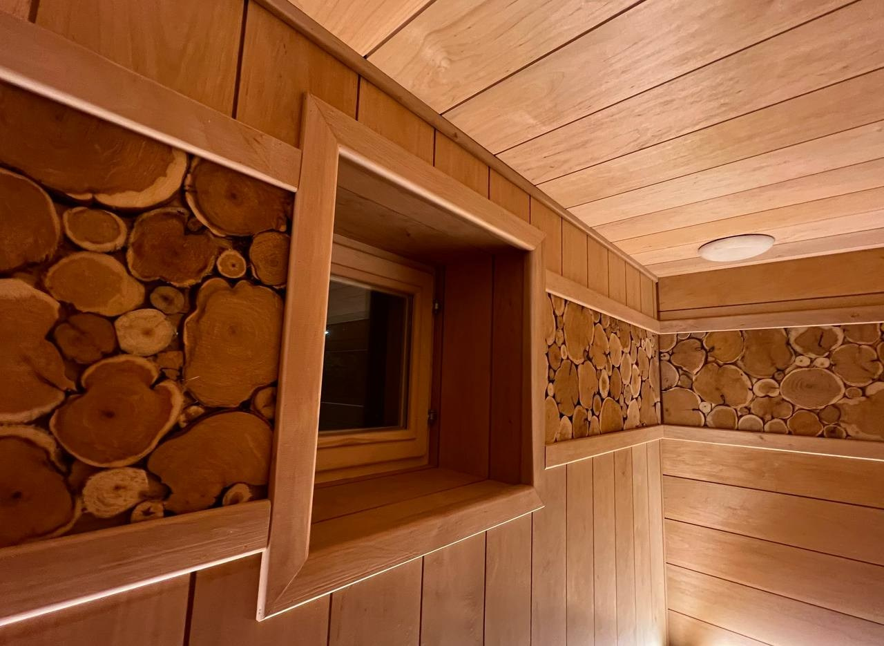 Парная в Петровских дачах из широкой ольхи с можжевеловыми линиями и выдвижным нижним полком для удобной работы парильщика. SaunaTopMasters
