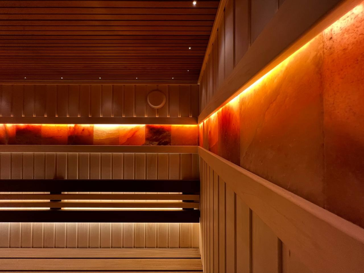 Сауна на Кавголовских холмах выполнена из целого обилия материалов. Оптоволокно и свет солевых блоков подчеркивают каждую деталь интерьера. SaunaTopMasters