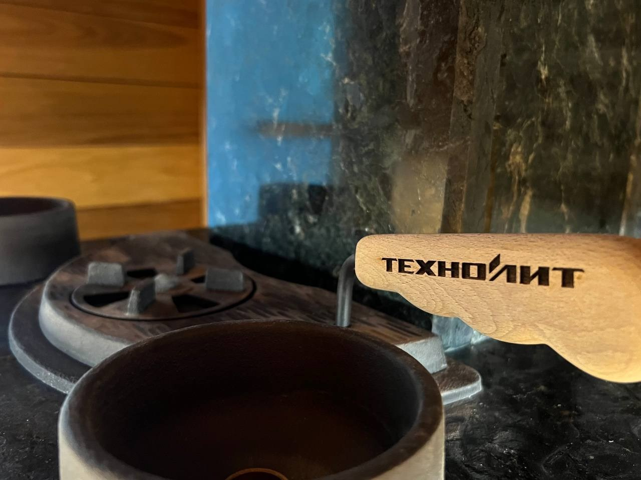 Баня в Мельничном Ручье на базе каменки Технолит из термоосины и пестрого канадского кедра, придающего неповторимый аромат во время парения. SaunaTopMasters