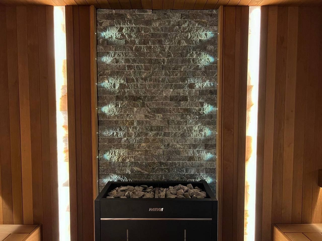 Идеально симметричная сауна в Репинской Усадьбе на базе мощной электрокаменки Harvia Virta HL. SaunaTopMasters