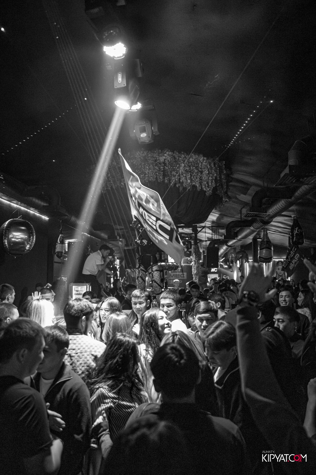 UYAT EMES BAR. КИПЯТКОМ АЛМАТЫ!