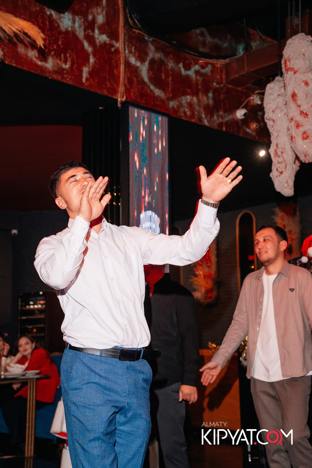 БАР ПАНАЕХАЛИ НА ТОЛЕ БИ. КИПЯТКОМ АЛМАТЫ!