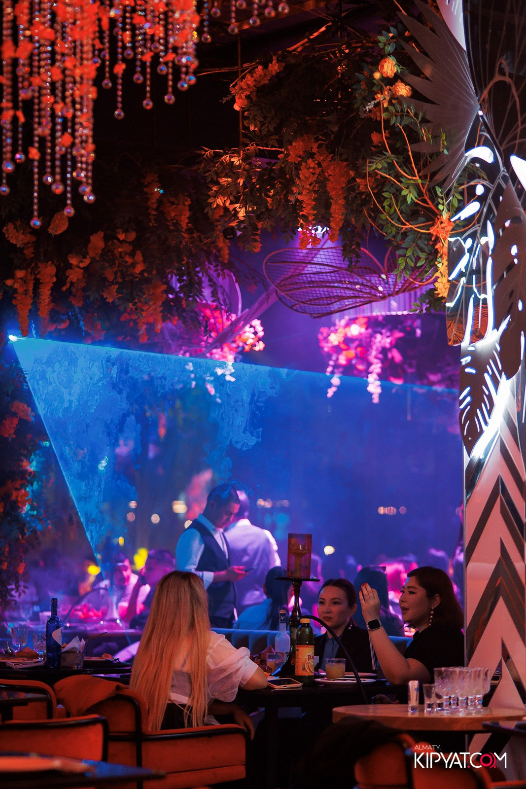 FRIENDS BAR & TERRACE. КИПЯТКОМ АЛМАТЫ!