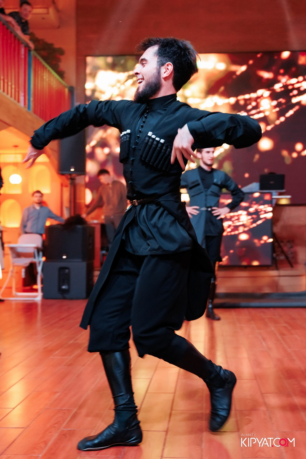 ГРУЗИНСКИЙ ДВОР НА КАБАНБАЙ БАТЫРА. КИПЯТКОМ АЛМАТЫ!