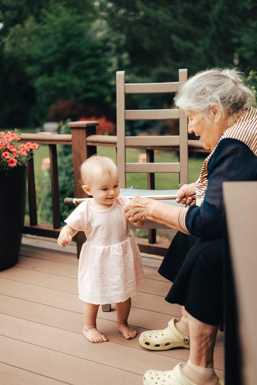 Коля, Ксюша, Саша, Андрей, Кира и бабушки | на даче