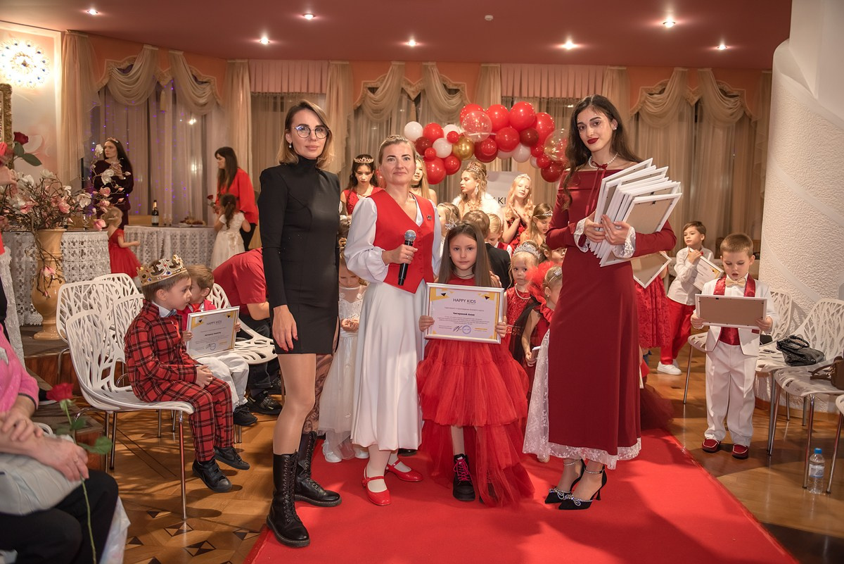 Выпускной в детской школе моделей HAPPYkids 2024. Семейный и коммерческий фотограф в Сочи Александр Бодунов