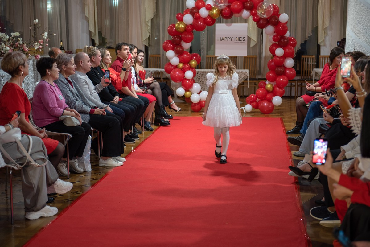 Выпускной в детской школе моделей HAPPYkids 2024. Семейный и коммерческий фотограф в Сочи Александр Бодунов