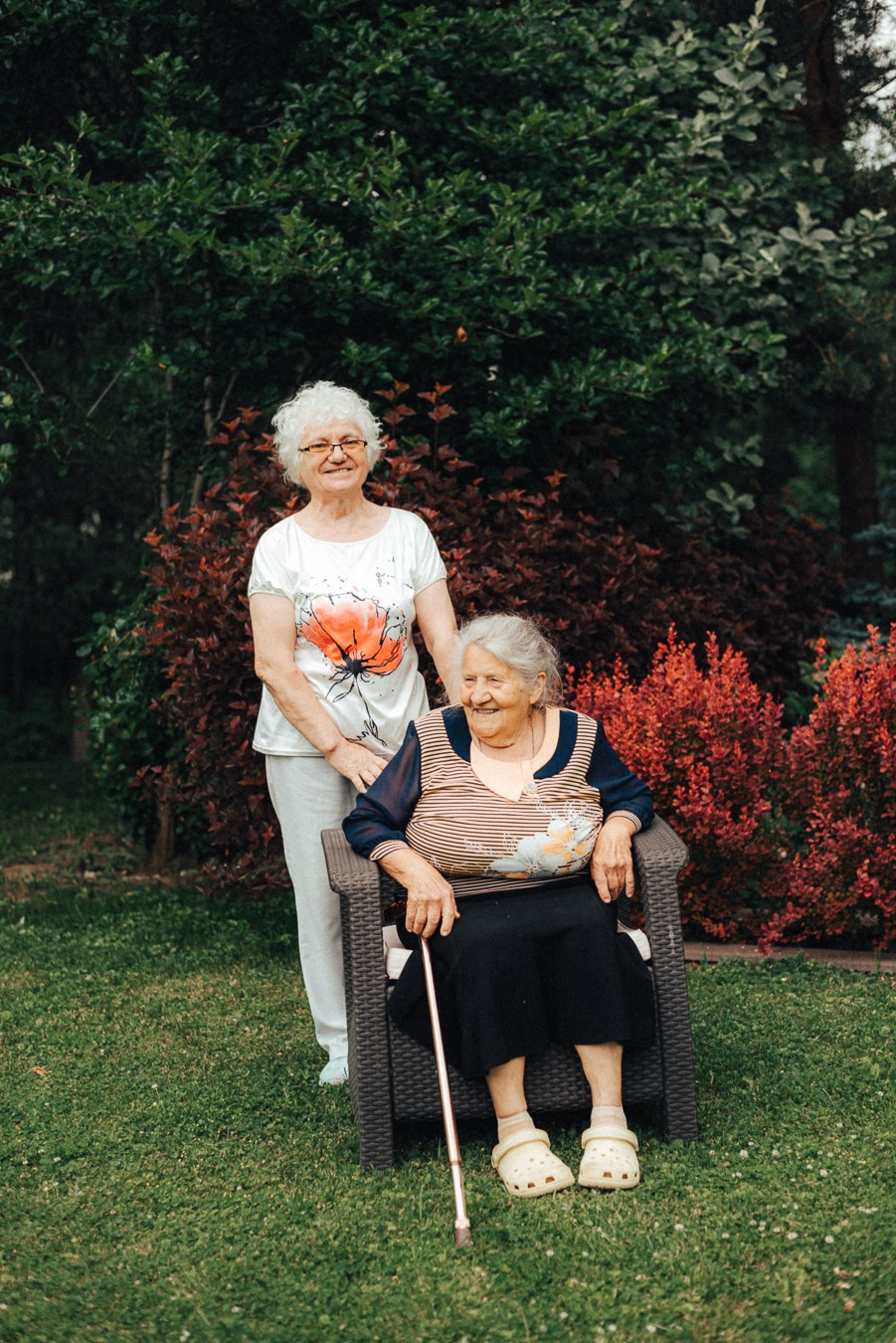 Коля, Ксюша, Саша, Андрей, Кира и бабушки | на даче