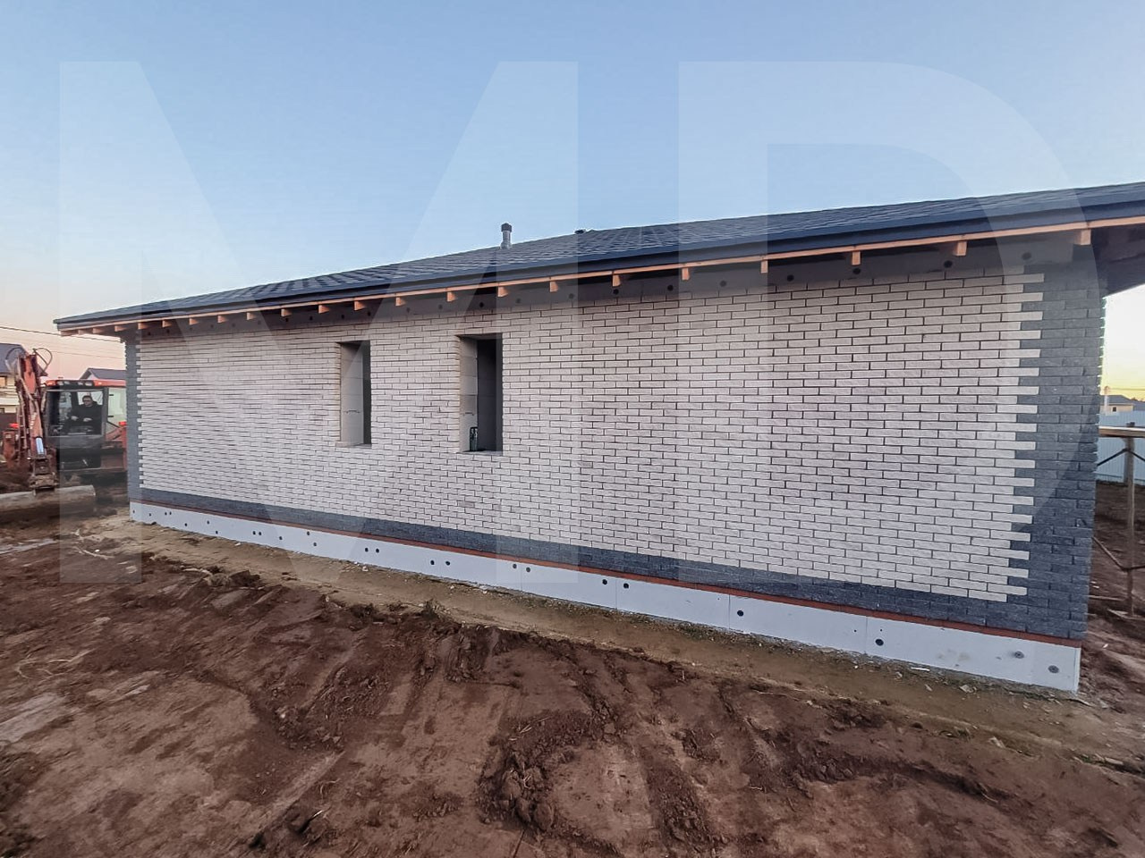 Фасад  — светлый, современный и функциональный. Облицовка кирпичом