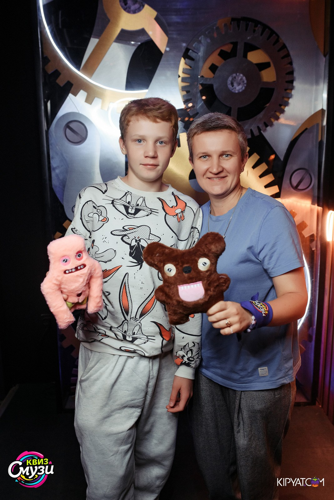 Қыздардың бөкселерінен шығып тұрған секс ойыншықтарының суреттері