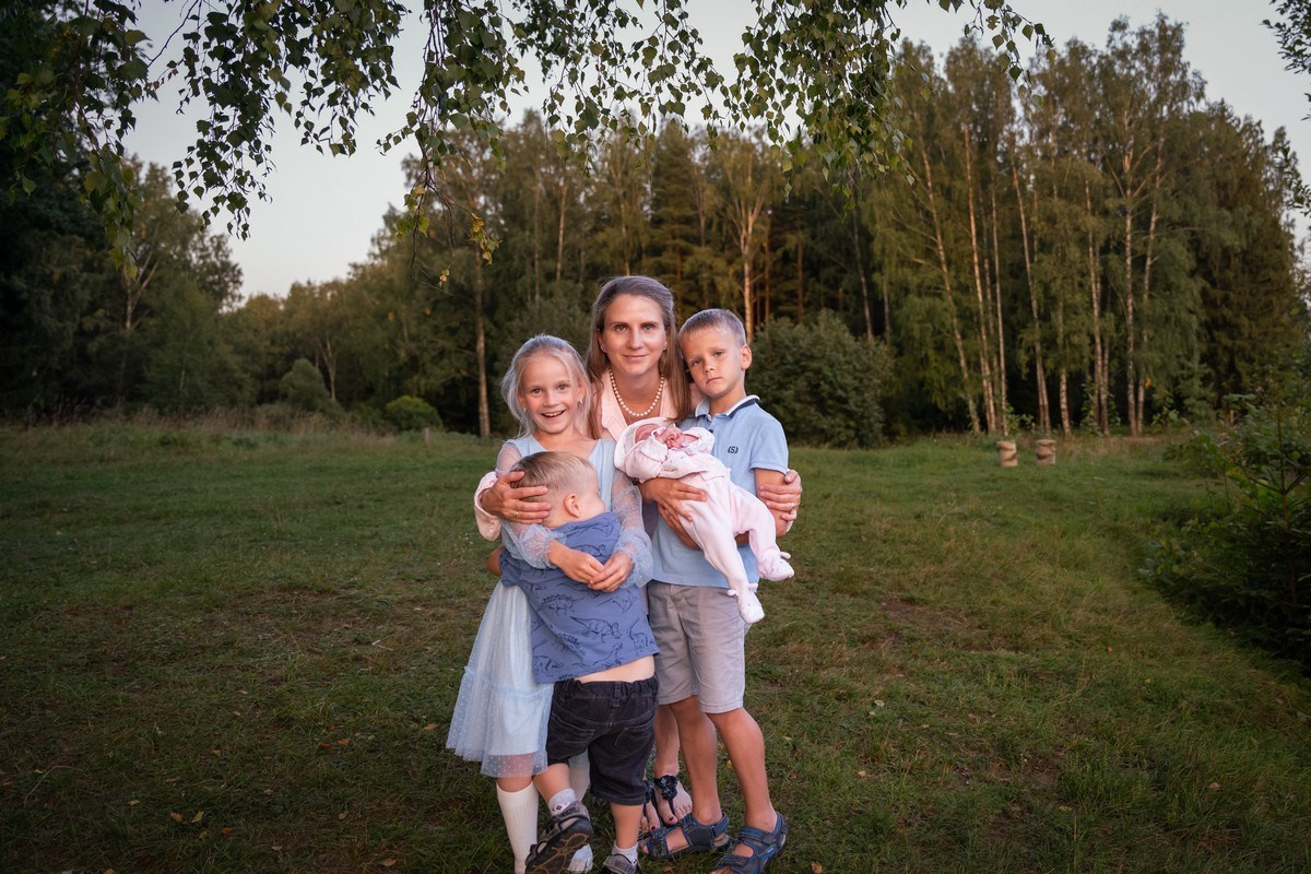 Прогулка большой семьёй