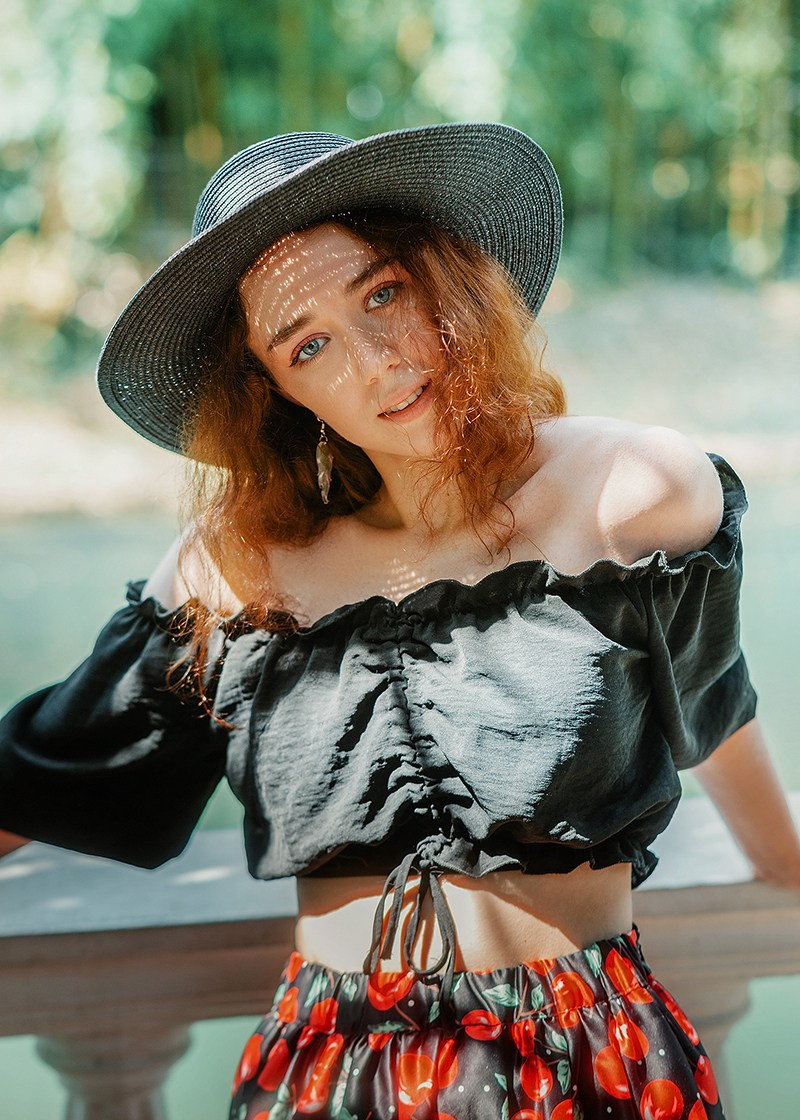 портрет красивой девушки в шляпе