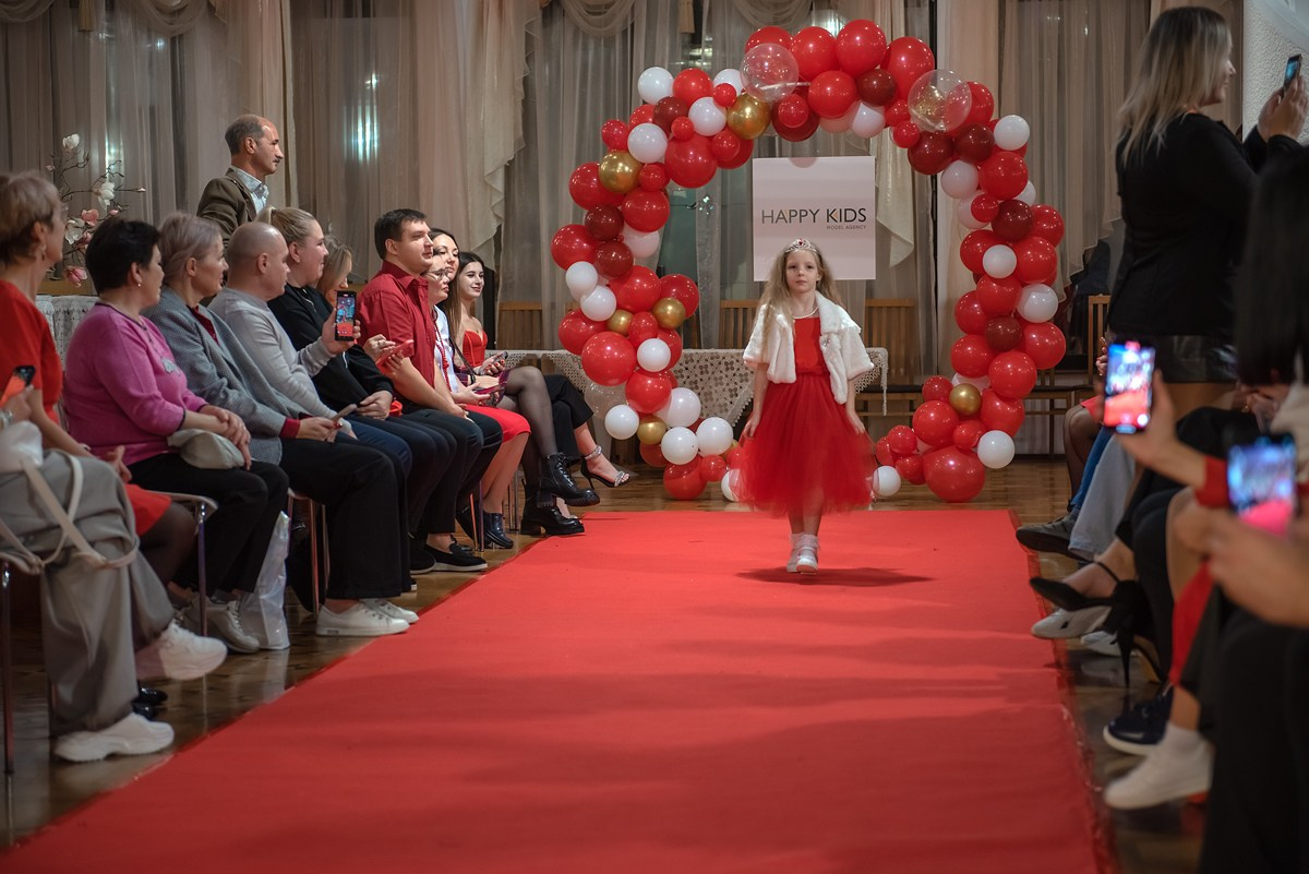 Выпускной в детской школе моделей HAPPYkids 2024. Семейный и коммерческий фотограф в Сочи Александр Бодунов