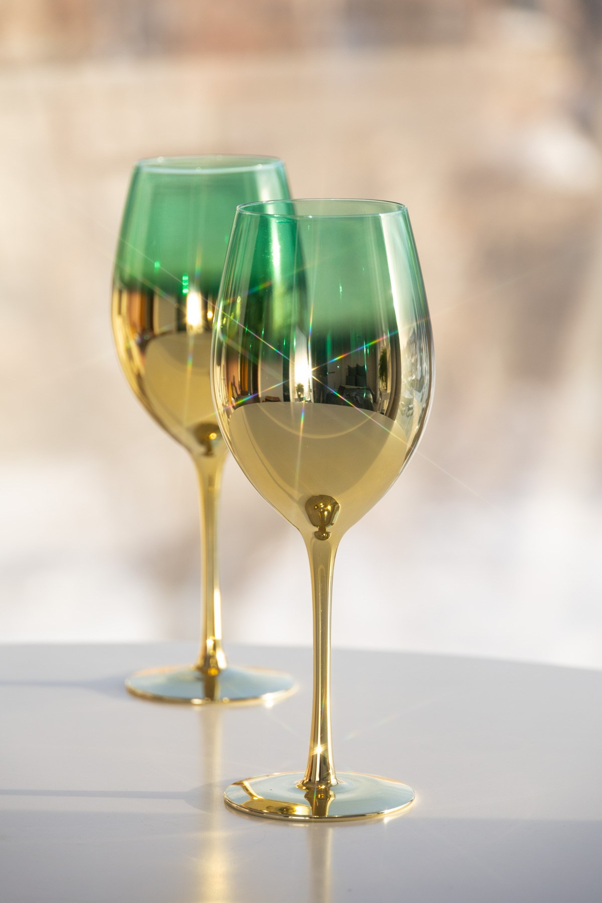 Бокалы с золотой ножкой и зеленой чашей | Предметная съемка для интернет-магазина
