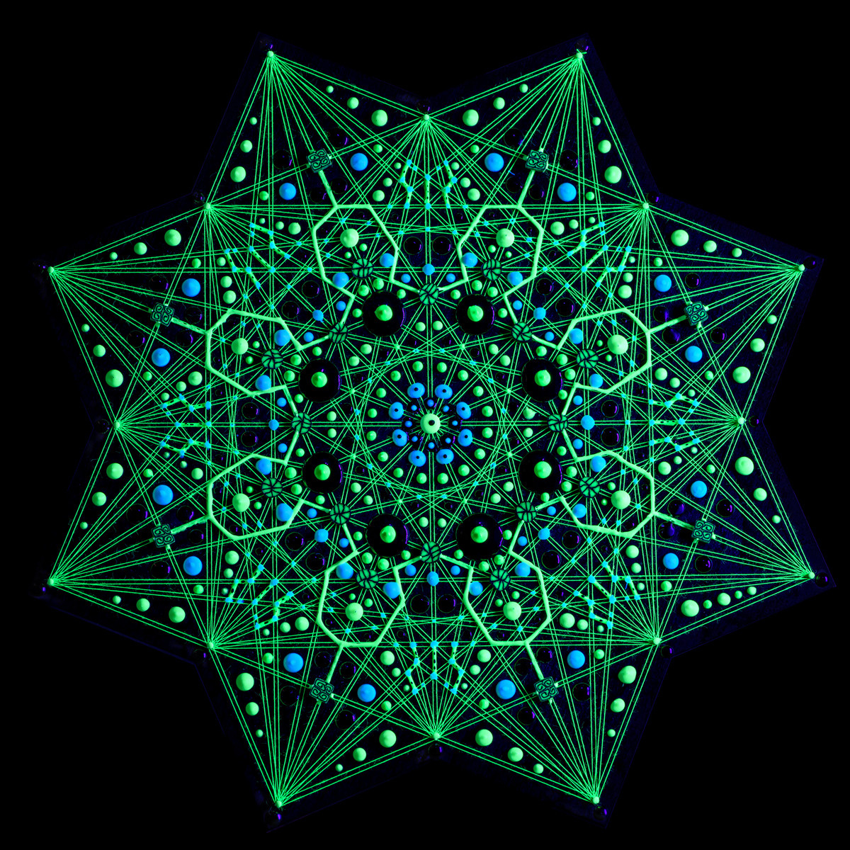 Съёмка уникальных картин из ниток в ультрафиолете