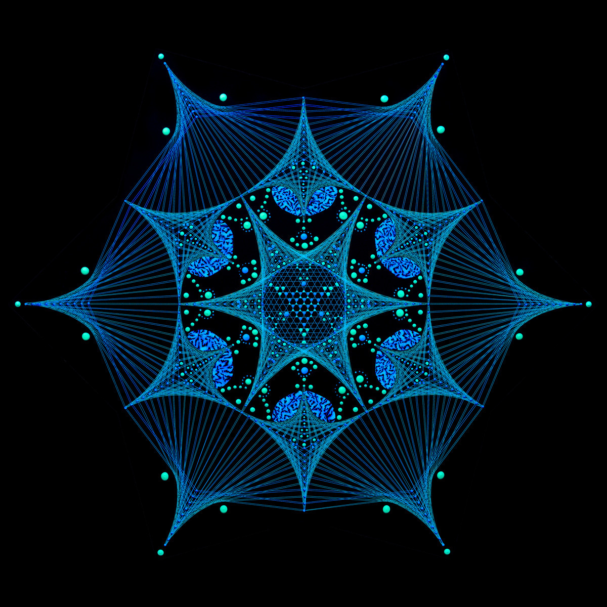 Съёмка уникальных картин из ниток в ультрафиолете