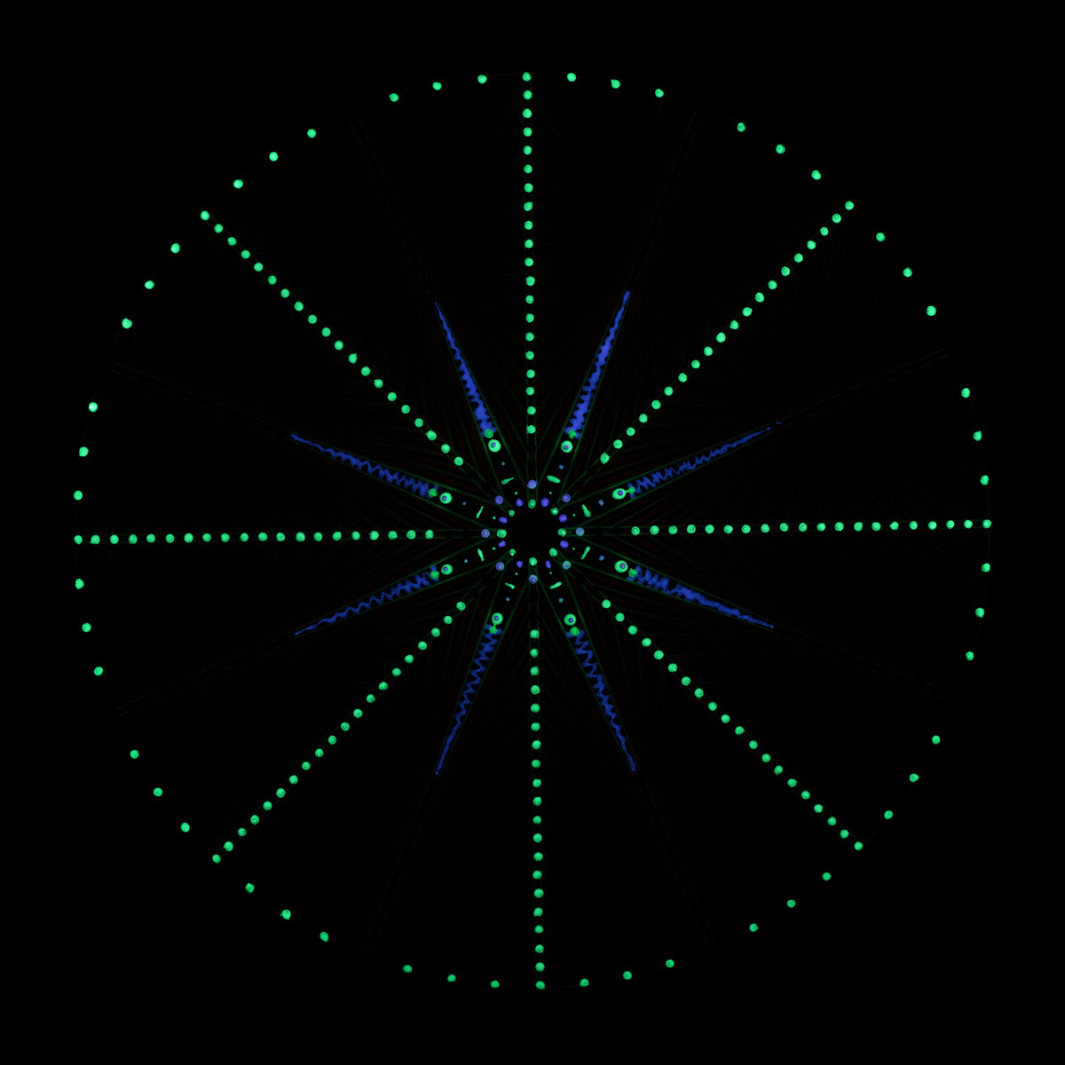 Съёмка уникальных картин из ниток в ультрафиолете