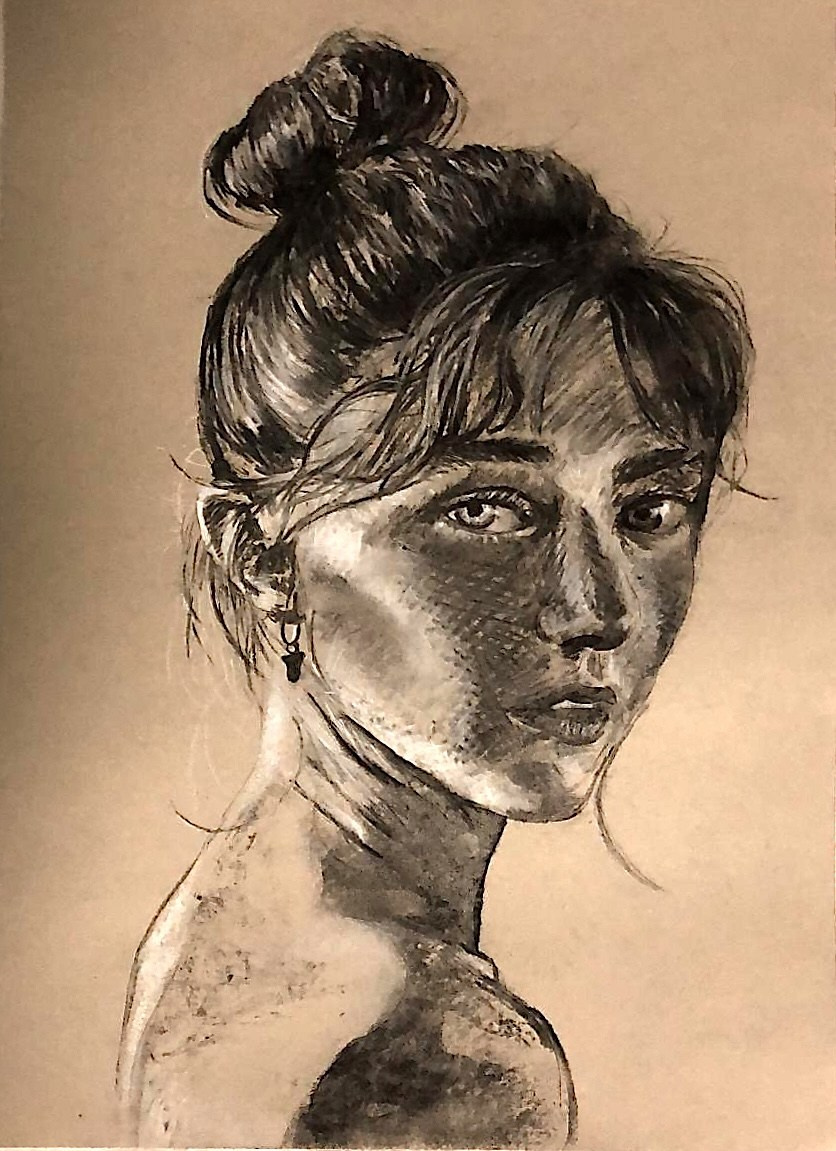 портрет девушки с повернутым лицом, волосы убраны в высокий пучок, балерина