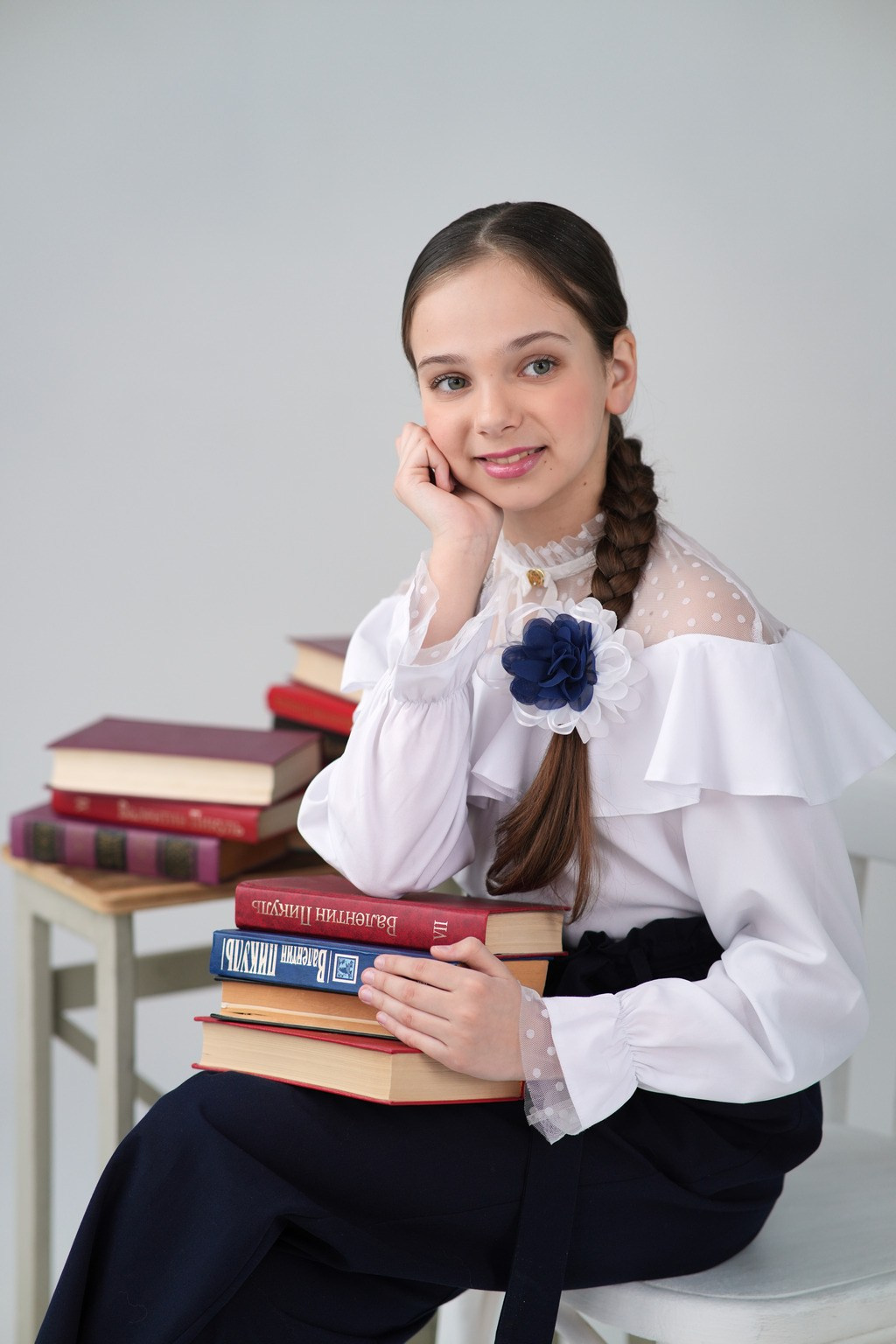 ФОТОСЕССИЯ на белом фоне с книгами. Школьная фотография в Санкт-Петербурге, выпускные альбомы, фотосессии