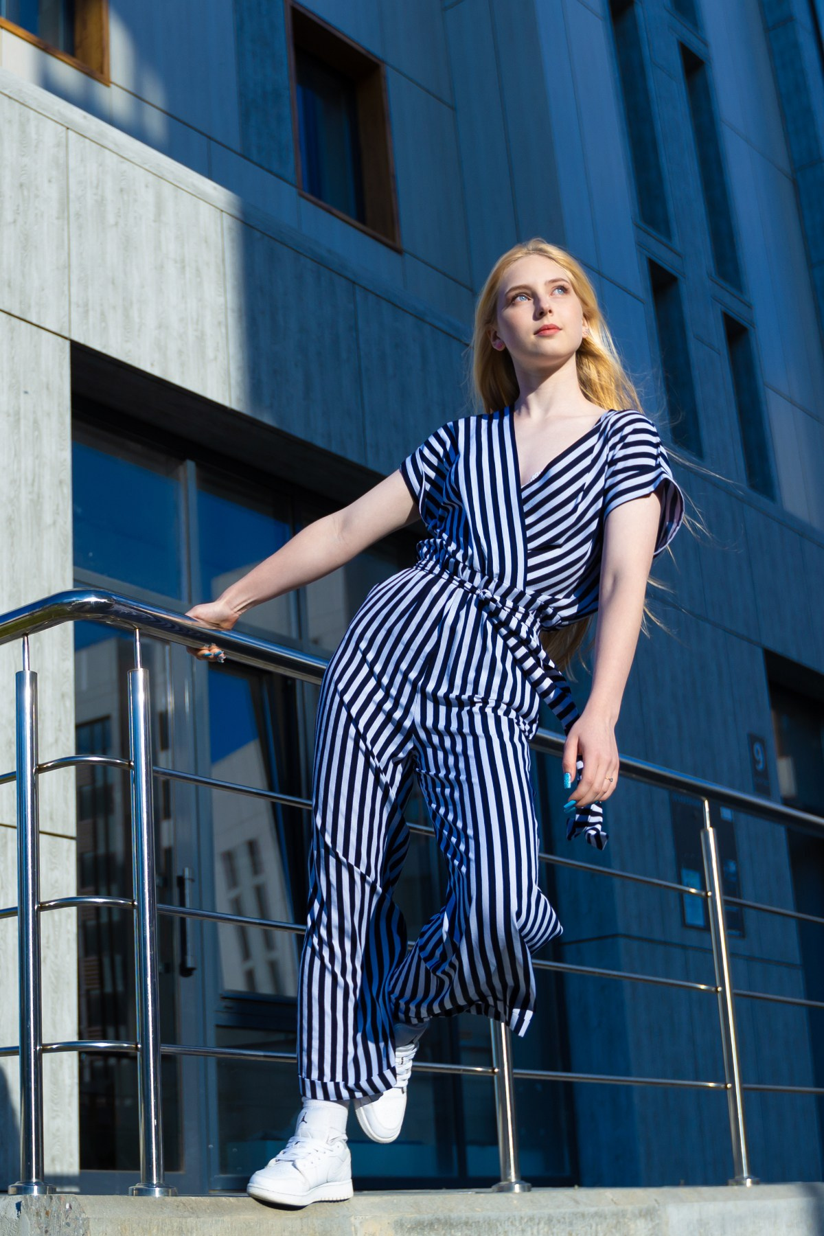 Уличный портрет девушки в полосатом комбинезоне