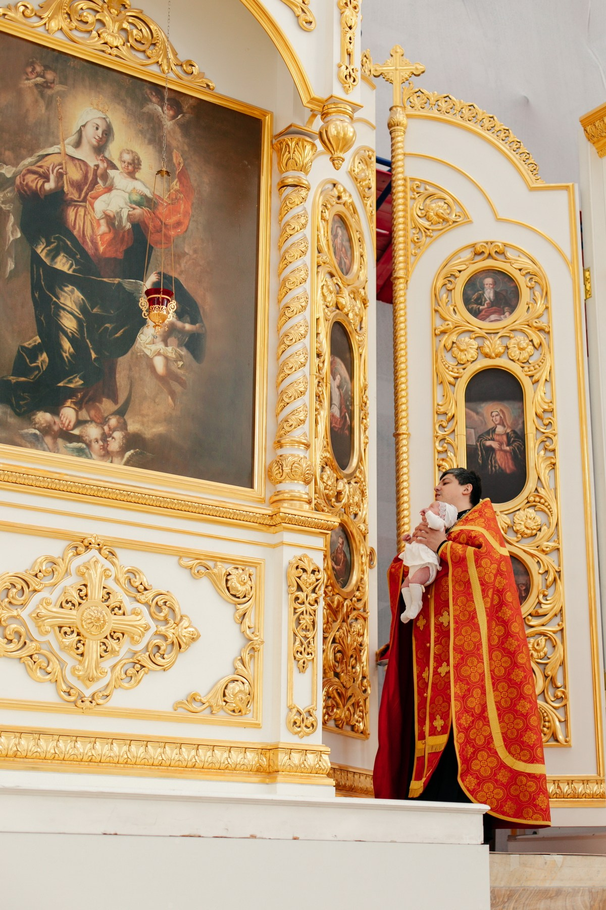 Крещение ребенка в Смольном соборе СПб. Фотограф крещение венчание в Петербурге! Помогает подобрать храм и посоветовал душевного батюшку в СПб