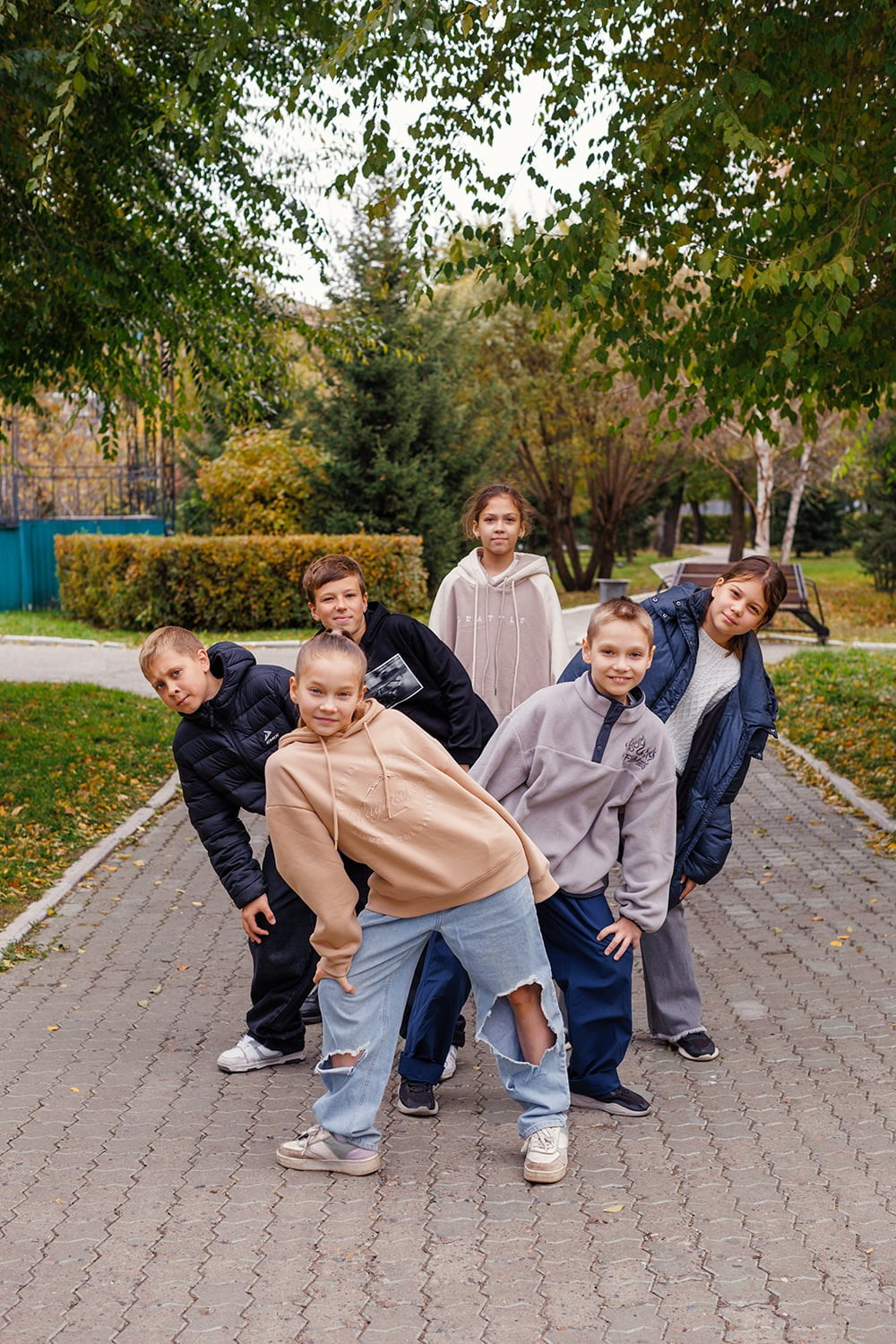 Осенняя съёмка для 4 класса: креативные развороты в альбоме. СИГМА | Студия выпускных альбомов Красноярск