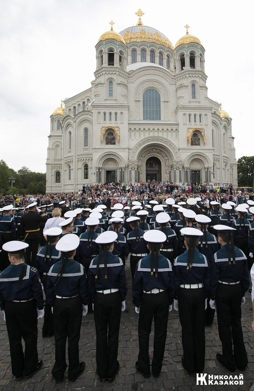 Воспитанники Кронштадского морского кадетского военного корпуса на фоне Кронштадского морского собора во время торжественного митинга