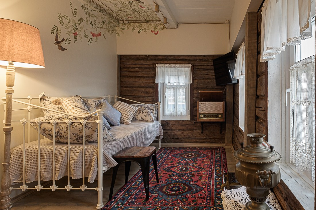 Необычный дизайн в старинном деревянном доме в самом центре Коломны.