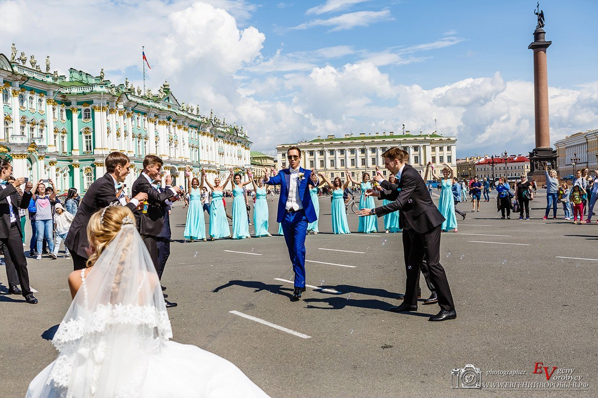 свадебная фотосессия свадебный фотограф  репортаж Красноярск цена заказать забронировать фотосъёмка фото репортаж свадебный танец  дворцовая площадь Санкт-Петербурга идея место пример фото позы образ для свадебной фотопрогулки ведущий на свадьбу тамада визажист макияж прическа невесты свадебное платье костюм жениха стилист  