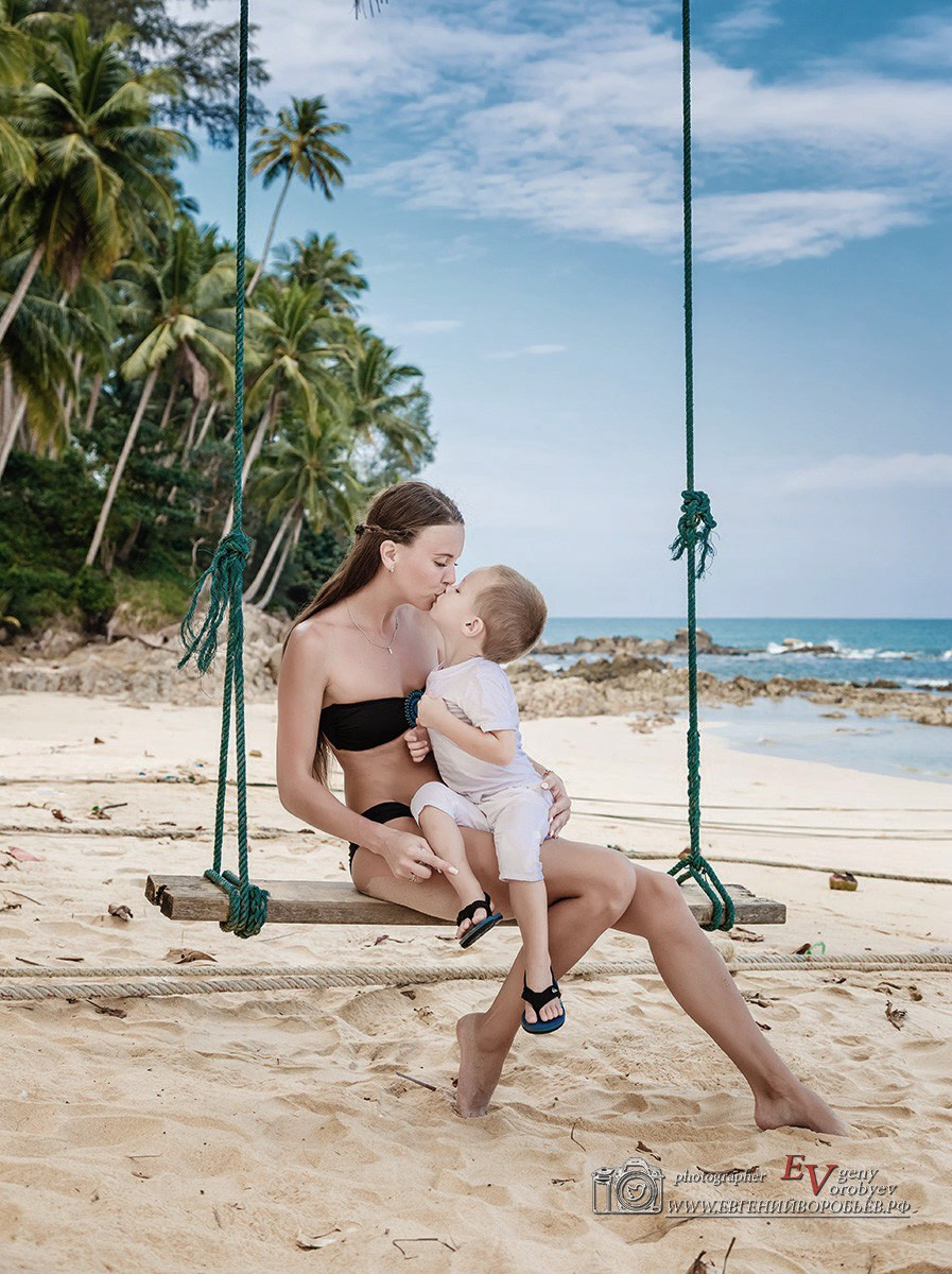семейная фотосессия фотораф Пхукет пляж качели папма сын поцелуй Ката Карон Найхарн Патонг Найхарн Сурин море счастье радость идея место образ пример фото позы для фотосессии Phuket Naiharn Kata Karon Patong Surin заказать фотосъёмку цена детская фотосессия