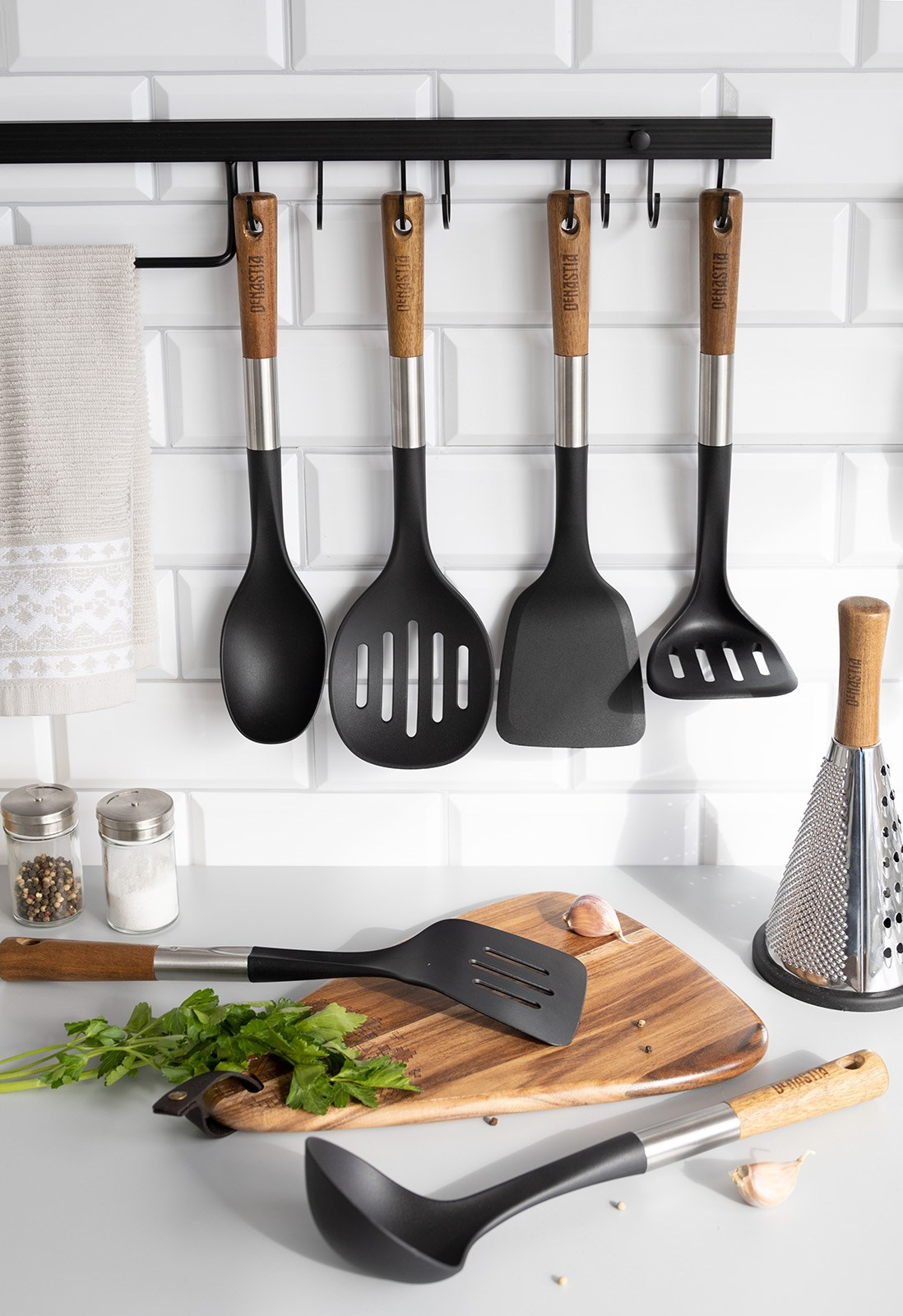 Кухонные лопатки на подвесной планке | Съемка для маркетплейса Wildberries