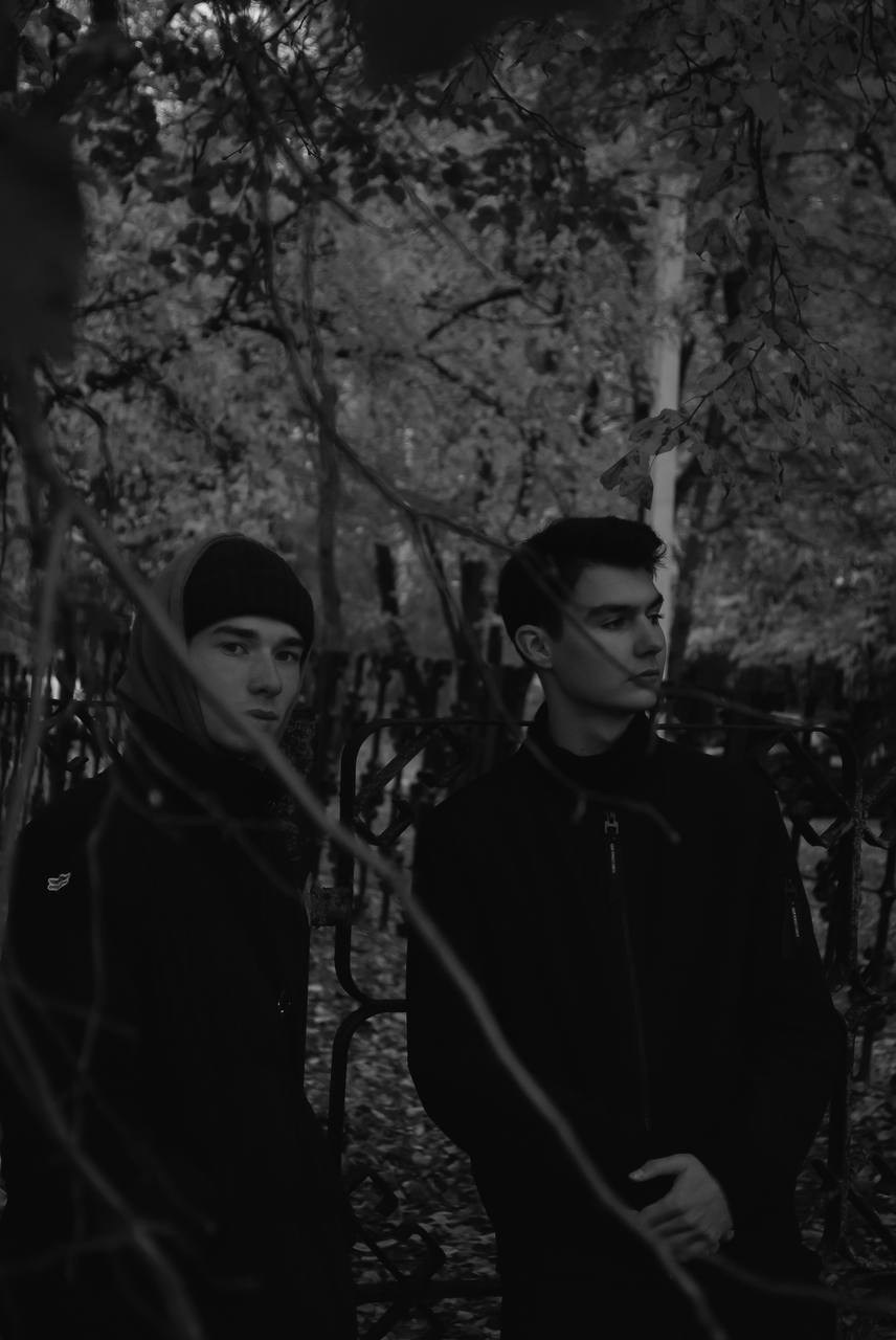 Уличная съемка — Александр и Богдан. Портретный фотограф в Орле. Готовые фото за 3 дня! Помощь в позировании. Советы по организации