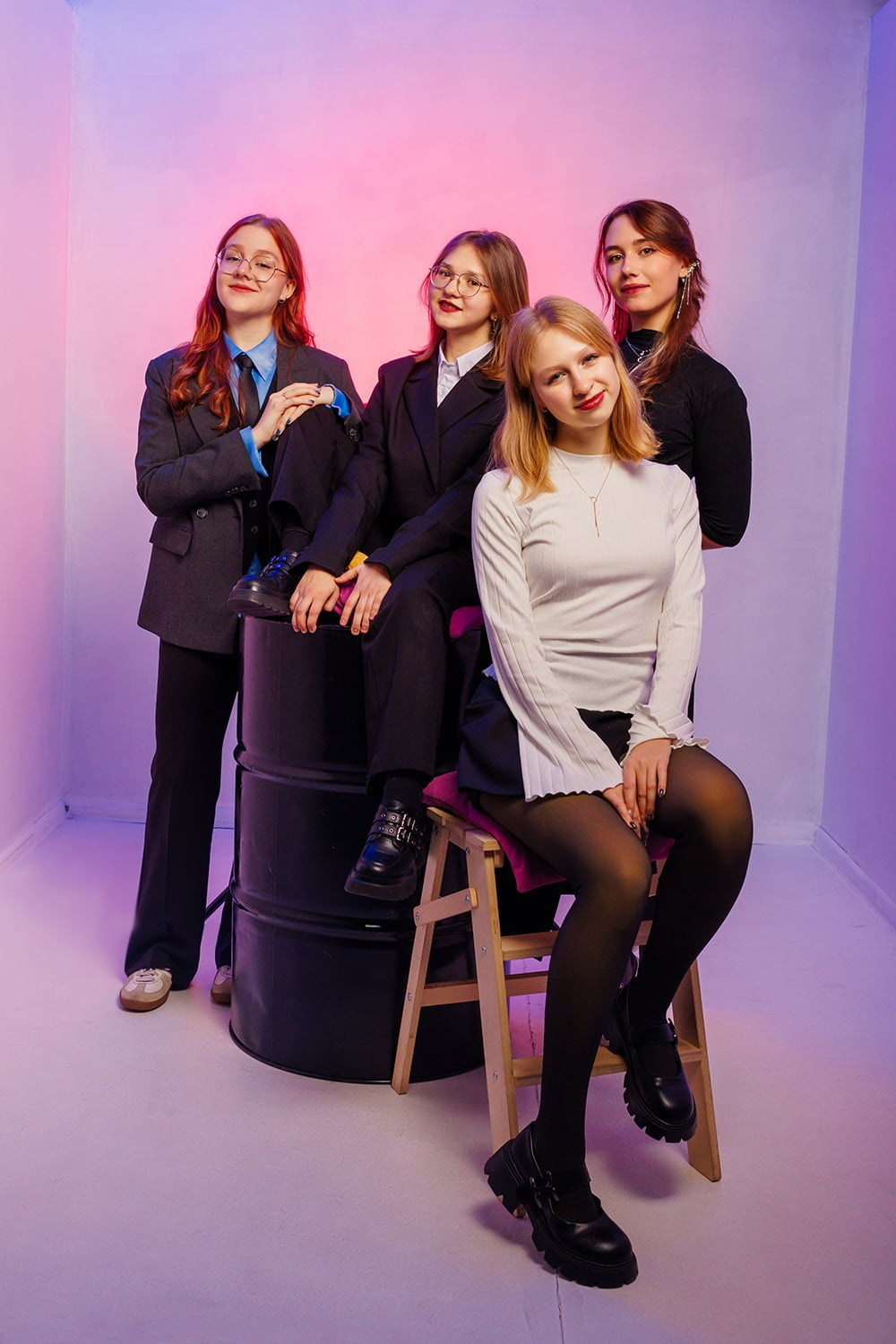 Фотосессия с цветными фильтрами 10 школа 11в. СИГМА | Студия выпускных альбомов Красноярск