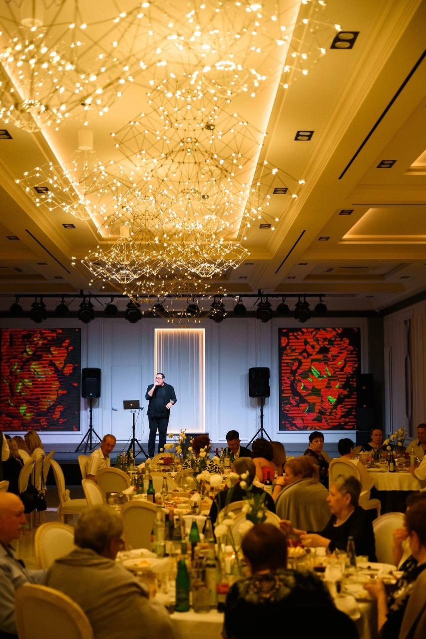 «Hello 50» Стильный юбилей в постельных тонах с ярким акцентом на любимый цветок именинницы красную розу. Организация мероприятий ЮФО